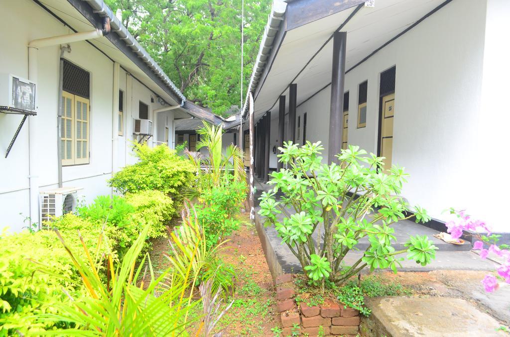 Jayasinghe Holiday Resort Kataragama Exterior photo