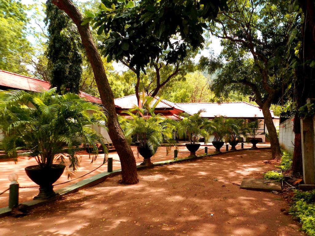 Jayasinghe Holiday Resort Kataragama Exterior photo